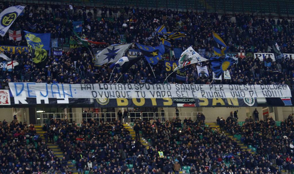 Lo striscione dedicato dai tifosi dell&#39;Inter a Stankovic: 